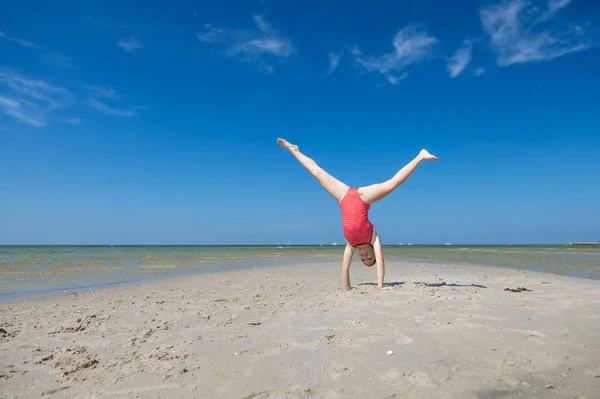 Ragazza Carina Che Corre Diverte Sulla Spiaggia Estate Giornata Sole — Foto Stock