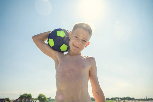 Porträtt Tonåring Pojke Spelar Volleyboll Med Boll Stranden Med Solljus — Stockfoto