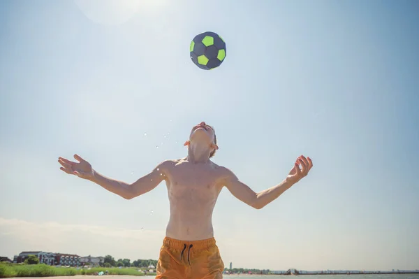 Портрет Хлопчика Який Грає Волейбол Ячем Пляжі Сонячним Світлом Фоні — стокове фото