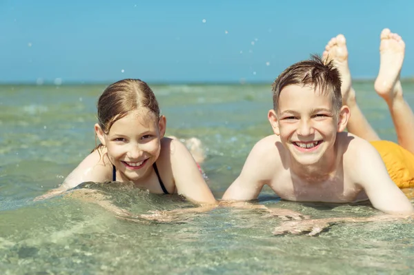 Retrato Dos Hermanos Felices Adolescentes Niños Acostados Agua Playa Del — Foto de Stock