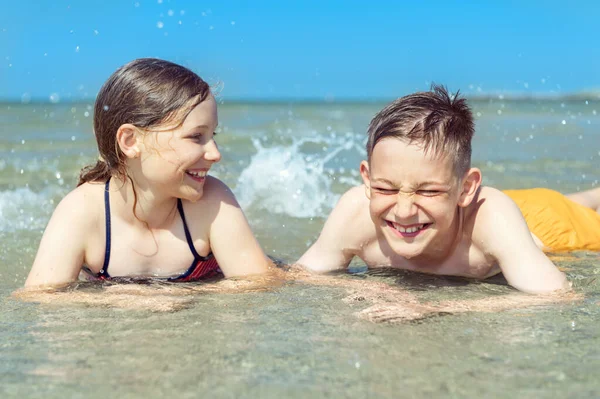 Retrato Dos Hermanos Felices Adolescentes Niños Acostados Agua Playa Del —  Fotos de Stock