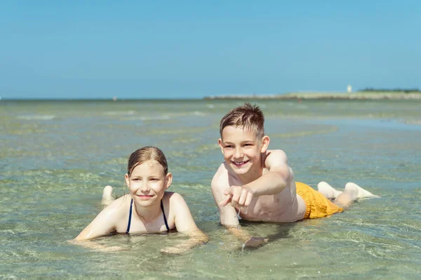 Retrato Dos Hermanos Felices Adolescentes Niños Acostados Agua Playa Del — Foto de Stock