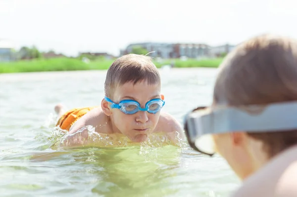 Två Glada Barn Leker Nad Dykning Vatten Östersjön Solig Dag — Stockfoto