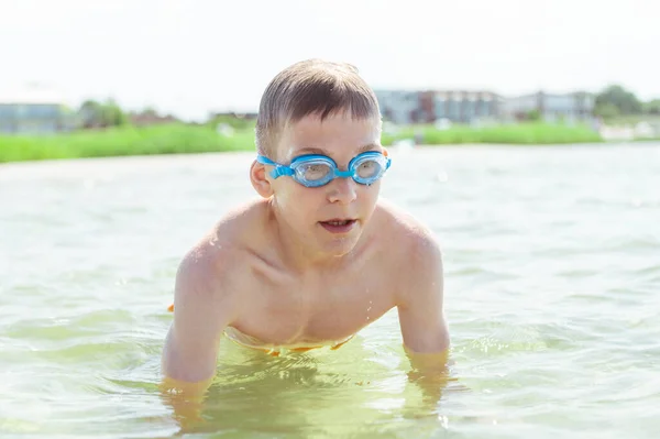 Retrato Feliz Adolescente Menino Mergulho Mar Báltico Enquanto Férias Verão — Fotografia de Stock