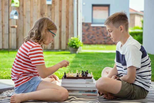 Zwei Glückliche Kinder Beim Schachspielen Hinterhof Sonnigen Tagen Den Sommerferien — Stockfoto