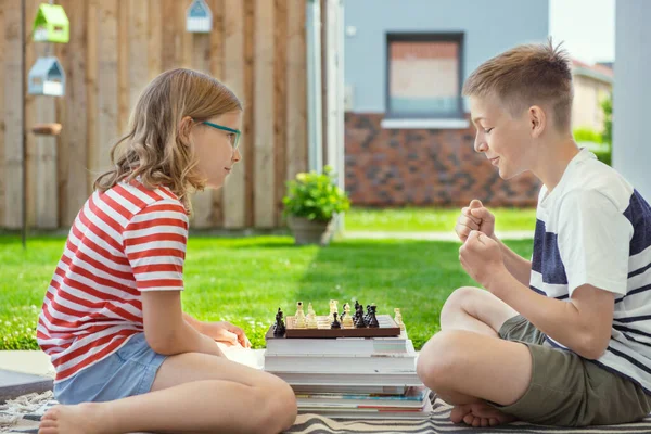 Zwei Glückliche Kinder Beim Schachspielen Hinterhof Sonnigen Tagen Den Sommerferien — Stockfoto
