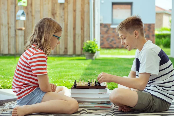 Dos Niños Felices Jugando Ajedrez Patio Trasero Día Soleado Mientras — Foto de Stock