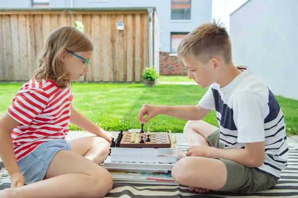 Two Happy Children Playing Chess Backyard Sunny Day While Summer — Stock fotografie