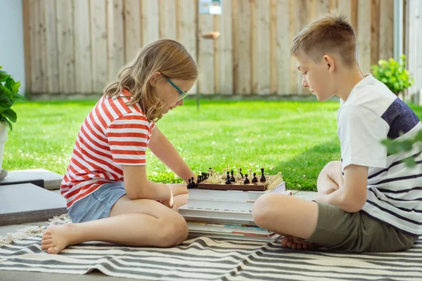 Dos Niños Felices Jugando Ajedrez Patio Trasero Día Soleado Mientras —  Fotos de Stock