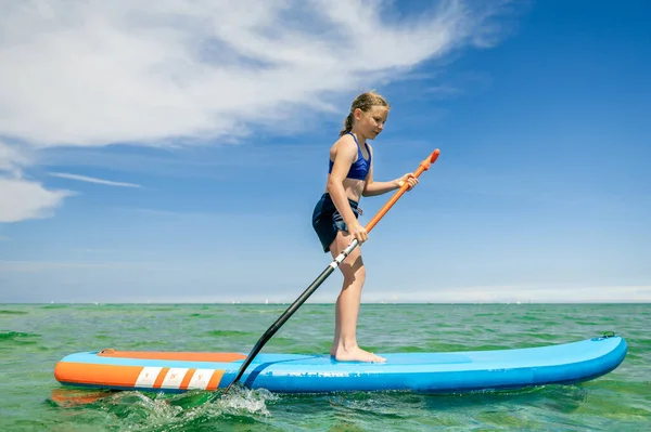 Nettes Kleines Mädchen Paddelt Einem Schönen Sonnigen Sommertag Während Der — Stockfoto