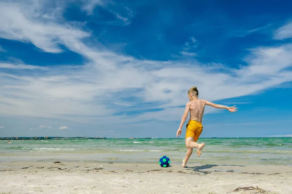 Sportig Tonåring Pojke Leker Med Bollen Stranden Sommardagen Med Vacker — Stockfoto