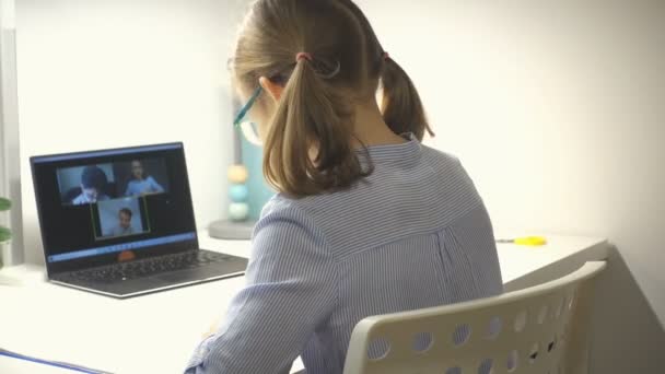 Schattig Tiener Schoolmeisje Online Les Met Haar Klasgenoten Leraar Met — Stockvideo