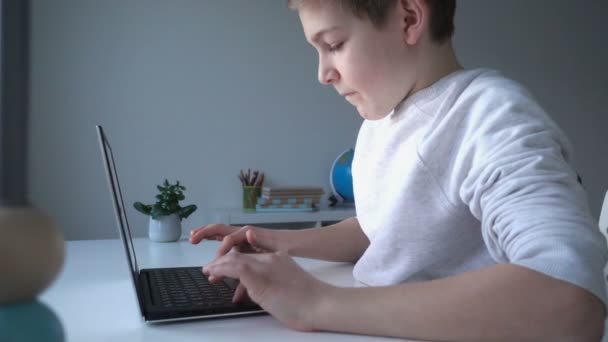 Tiener Schooljongen Met Online Les Thuis Tijdens Covid Lockdown — Stockvideo