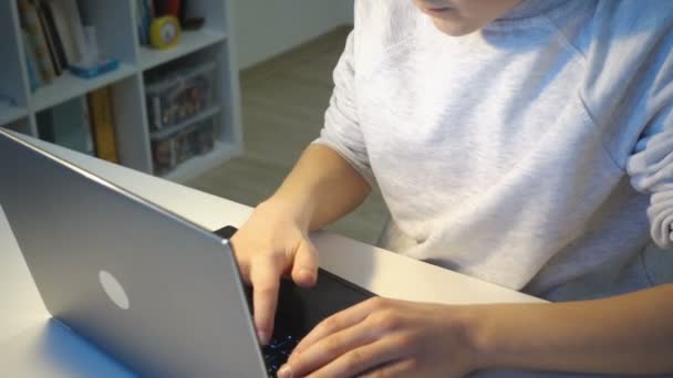 Tiener Schooljongen Met Online Les Thuis Tijdens Covid Lockdown — Stockvideo