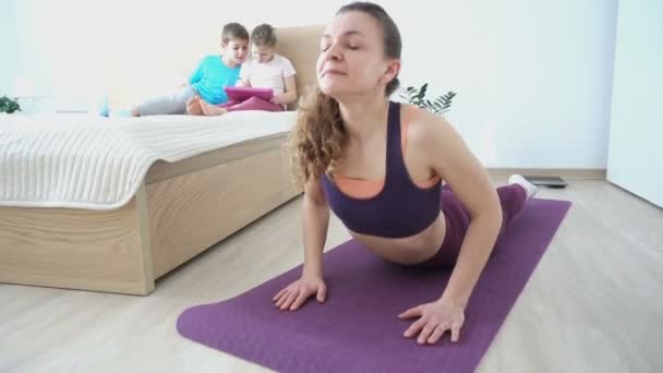 Jonge Fitte Moeder Maakt Pilates Andere Sportgymnastiek Yoga Mat Slaapkamer — Stockvideo