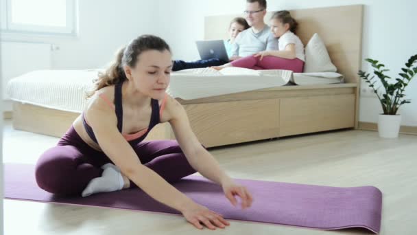 Jonge Fitte Moeder Maakt Pilates Andere Sportgymnastiek Yoga Mat Slaapkamer — Stockvideo