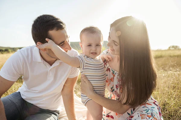 Porträtt Lycklig Ung Familj Med Lille Son Som Leker Och — Stockfoto