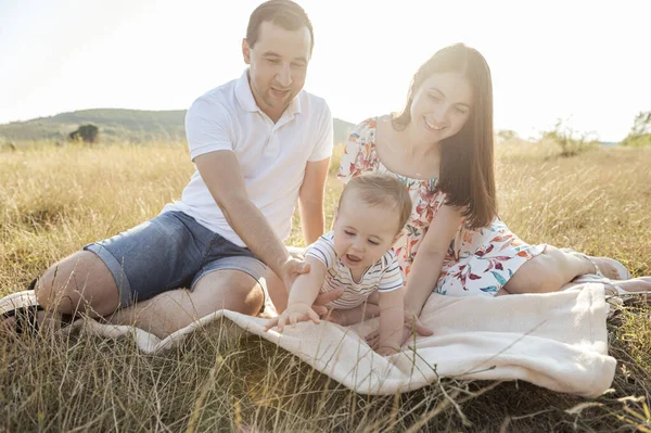 Retrato Familia Joven Feliz Con Bebé Jugando Divirtiéndose Juntos Naturaleza — Foto de Stock