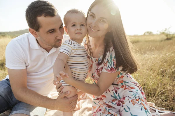 Porträtt Lycklig Ung Familj Med Lille Son Som Leker Och — Stockfoto