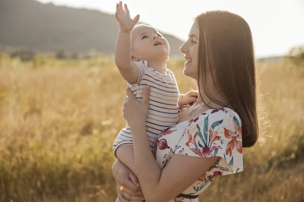 Retrato Feliz Madre Joven Con Lindo Hijo Bebé Alegre Explorando — Foto de Stock