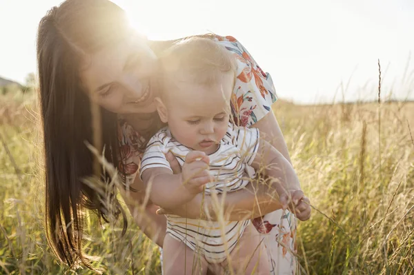 Retrato Feliz Madre Joven Con Lindo Hijo Bebé Alegre Explorando — Foto de Stock