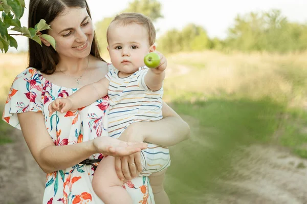 Portrait Jeune Mère Heureuse Avec Son Mignon Bébé Fils Joyeux — Photo