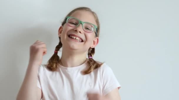 Gözlüklü Neşeli Genç Kız Sevinçten Havalara Uçar Kazandıktan Sonra Ellerini — Stok video