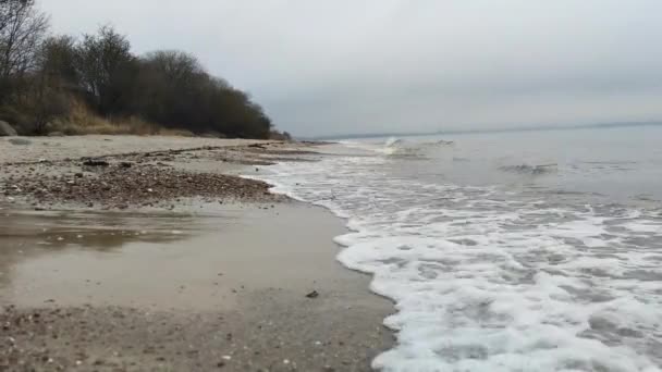 Vatten Närbild Vågor Vid Kusten Vid Lugnt Väder Östersjön Norra — Stockvideo
