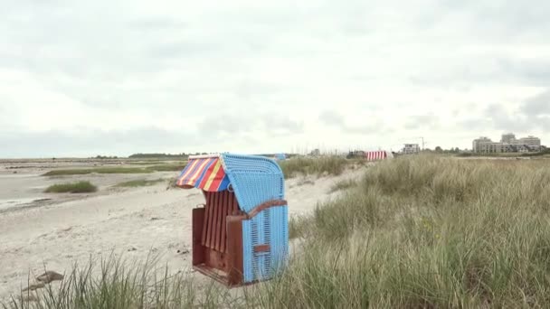 Движущееся Видео Пляжного Шезлонга Белом Песке Дюнах Ветреной Облачной Погоде — стоковое видео
