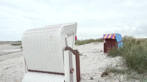 Bewegende Video Van Strandstoel Wit Zand Duinen Bij Winderig Bewolkt — Stockvideo