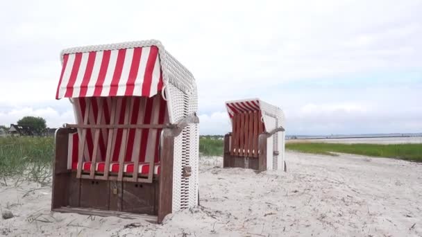 Vídeo Movimento Cadeira Praia Areia Branca Dunas Tempo Nublado Ventoso — Vídeo de Stock