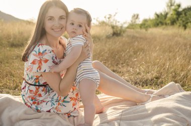 Tatlı oğluyla mutlu bir anne, yaz güneşinin tadını çıkarıyor.