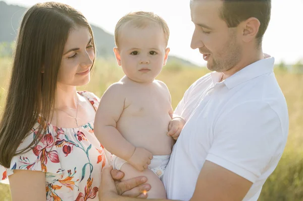 Retrato Familia Feliz Joven Sosteniendo Las Manos Lindo Hijo Pequeño — Foto de Stock