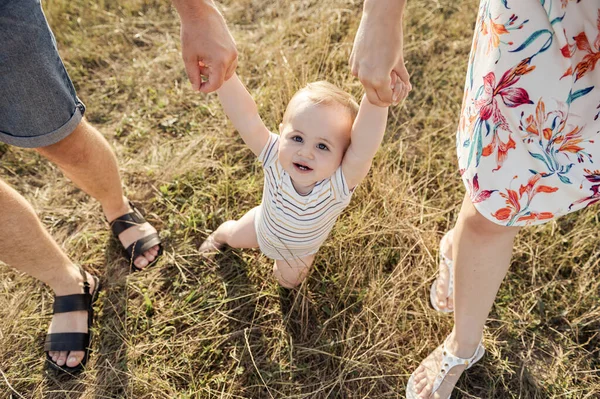 Retrato Menino Bonito Feliz Segurando Mãos Mãe Pai Dando Seus — Fotografia de Stock