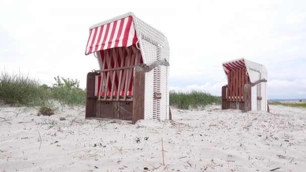 Video Silla Playa Arena Blanca Dunas Tiempo Nublado Mar Báltico — Vídeos de Stock