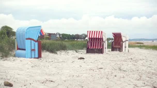 Vídeo Movimento Cadeira Praia Areia Branca Dunas Tempo Nublado Ventoso — Vídeo de Stock