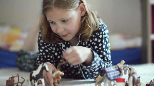 Schattig Klein Meisje Liggend Vloer Haar Kamer Spelen Met Haar — Stockvideo