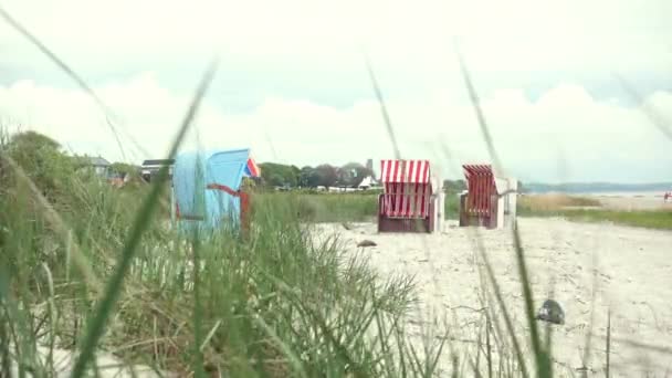 Wideo Fotelem Plażowym Białym Piaskiem Wydmami Przy Pochmurnej Pogodzie Bałtyku — Wideo stockowe