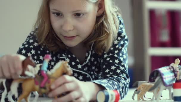 Милая Маленькая Девочка Лежит Полу Своей Комнате Играет Своими Игрушками — стоковое видео