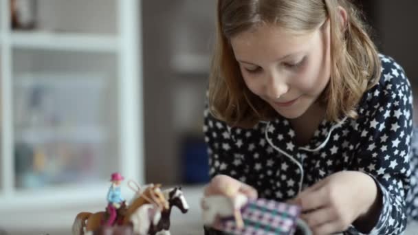 Sevimli Küçük Kız Odasında Yerde Yatıyor Oyuncaklarıyla Oynuyor — Stok video