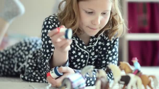 Schattig Klein Meisje Liggend Vloer Haar Kamer Spelen Met Haar — Stockvideo