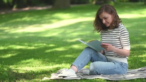 Mujer Joven Bonita Relajarse Manta Con Libro Parque Día Verano — Vídeo de stock