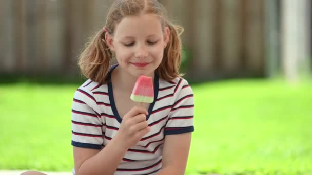 Щаслива Маленька Дівчинка Підліток Лизала Освіжаюче Морозиво Радіє Сонячному Літньому — стокове відео