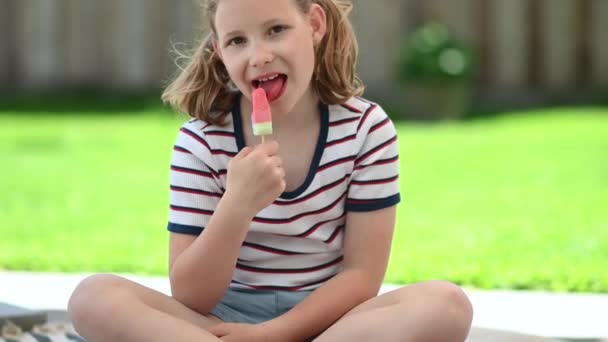 Boldog Tini Lány Nyalja Frissítő Jégkrém Élvezi Napsütéses Nyári Időtöltés — Stock videók