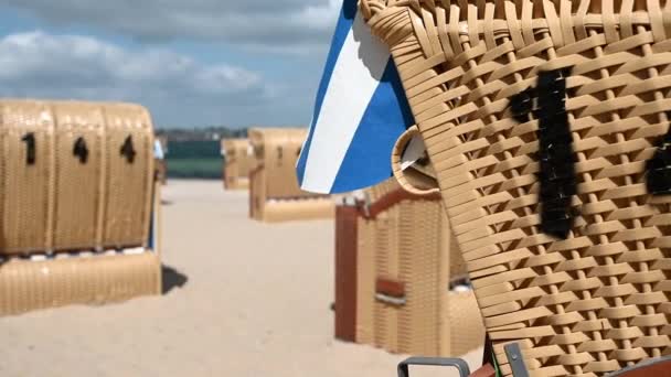 Видео Пляжных Стульев Пляже Белым Песком Время Ветреной Солнечной Погоды — стоковое видео