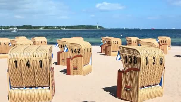 Video Von Liegestühlen Weißen Sandstrand Bei Windigem Sonnigem Wetter Der — Stockvideo