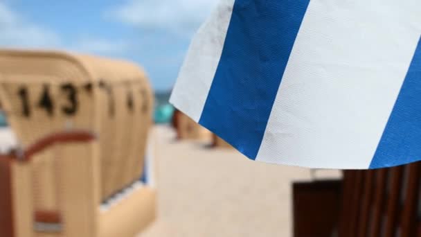 Video Strandstolar Vit Sandstrand Blåsigt Soligt Väder Östersjön Norra Tyskland — Stockvideo
