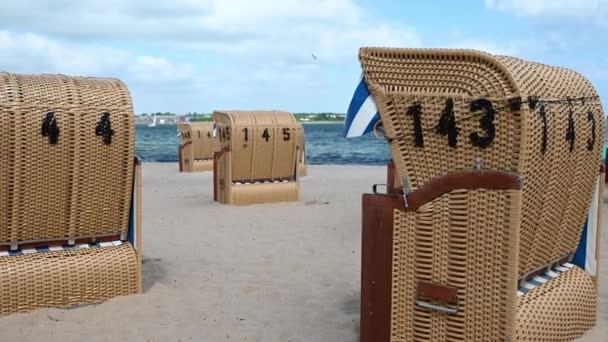 Відео Пляжних Крісел Білому Піщаному Пляжі Під Час Вітряної Сонячної — стокове відео
