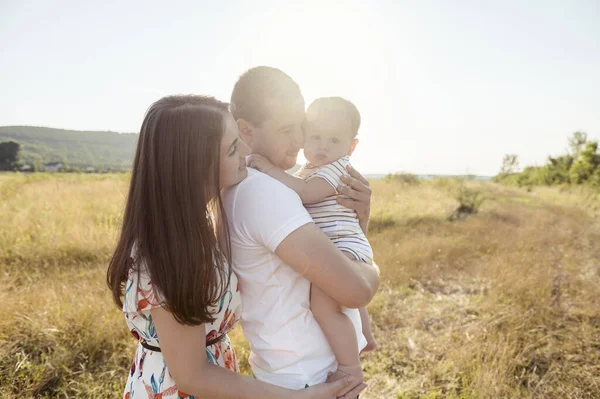 Portretul Familiei Tinere Fericite Ținându Mâini Drăguț Fiu Copil Bucură — Fotografie, imagine de stoc