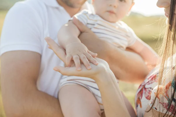 Närbild Foto Händer Ung Familj Med Småbarn Hålla Honom Och — Stockfoto